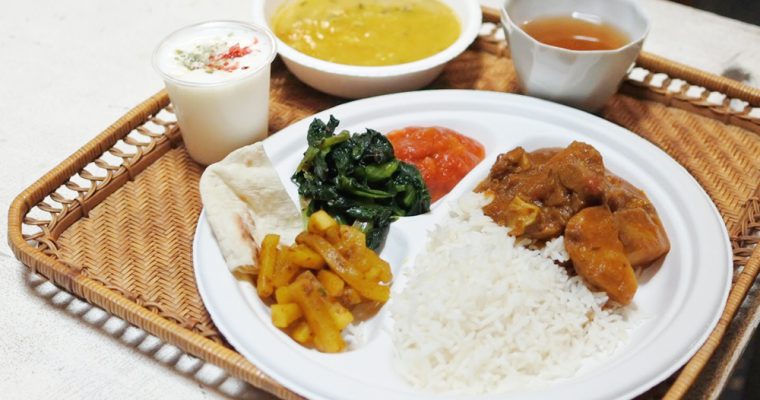 【旅の食卓】ネパール：チャパティのサラダロールとダルバート、ラッシーのデザート