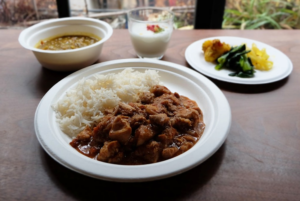 【旅の食卓】ネパール：スパイスとチキンたっぷりのカレーとレンズ豆のスープ